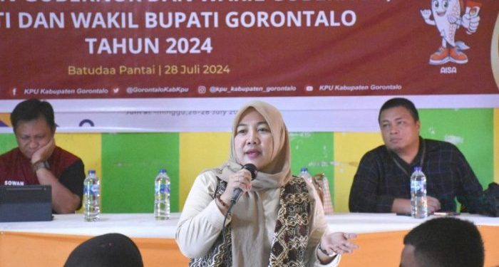 Anggota KPU Kabupaten Gorontalo, Agustina BIlondatu saat memberikan materi dalam sosialisasi di Kecamatan Batudaa Pantai. (Foto: Istimewa)