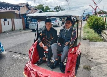 Alwi Lapananda (Kanan) Aleg Termuda DPRD Kota Gorontalo 2024-2029 saat menuju pelantikan di GPCC, Senin (12/8/2024). (Foto Rama/gopos)