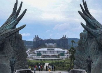 Warga berjalan dan berfoto di Taman Kusuma Bangsa, Ibu Kota Nusantara (IKN), Penajam Paser Utara, Kalimantan Timur, Minggu (18/8/2024). Taman Kusuma Bangsa menjadi lokasi wisata bagi masyarakat sekitar setelah diresmikan pada Senin (12/8/2024). ANTARA FOTO/Muhammad Adimaja/nz.