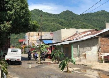 Jalan Tribrata kelurahan Bugis, Kecamatan Dumbo Raya yang ditanami pohon pisang. Rabu (14/8/2024).(foto Rama/Gopos)