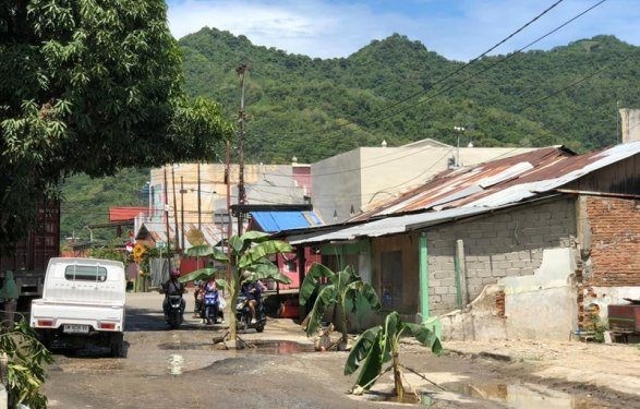 Jalan Tribrata kelurahan Bugis, Kecamatan Dumbo Raya yang ditanami pohon pisang. Rabu (14/8/2024).(foto Rama/Gopos)