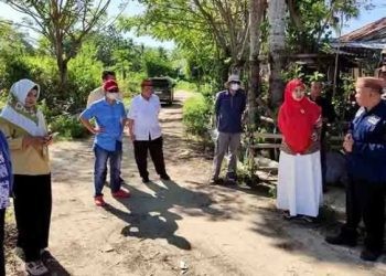 Komisi III Deprov Gorontalo meninjau lokasi pekerjaan paving blok di Desa Pentadio, Telaga Biru,Kabupaten Gorontalo. (foto.istimewa)