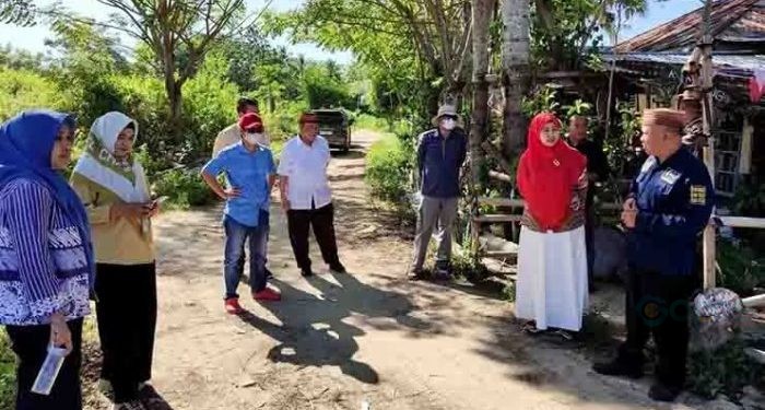 Komisi III Deprov Gorontalo meninjau lokasi pekerjaan paving blok di Desa Pentadio, Telaga Biru,Kabupaten Gorontalo. (foto.istimewa)