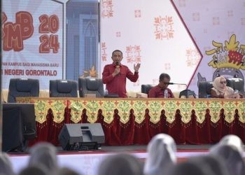 Wakil Rektor bidang Akademik, Abdul Hafidz Olii saat memberikan penyampaian di kegiatan PKKMB di Rektorat UNG, Senin (12/8/2024).