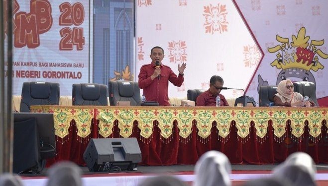 Wakil Rektor bidang Akademik, Abdul Hafidz Olii saat memberikan penyampaian di kegiatan PKKMB di Rektorat UNG, Senin (12/8/2024).