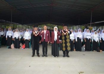 Rektor UNG,Eduart Wolok (Kanan) bersama Ketua Senat UNG Rauf Hati (Kiri) bersama mahasiswa baru yang baru saja dikukuhkan di lapangan Rektorat UNG, Senin (12/8/2024).(Foto UNG)