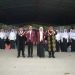 Rektor UNG,Eduart Wolok (Kanan) bersama Ketua Senat UNG Rauf Hati (Kiri) bersama mahasiswa baru yang baru saja dikukuhkan di lapangan Rektorat UNG, Senin (12/8/2024).(Foto UNG)