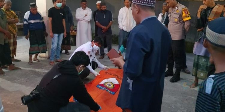 Seorang pria tidak dikenal ditemukan tewas di parkiran Masjid Agung Limboto dan saat ini telah dievakuasi ke RS Bhayangkara Gorontalo, Kamis (29/8/2024).(Foto Abin gopos)
