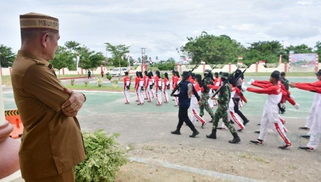 Bupati Pohuwato Pantau Latihan Paskibraka, di Kantor Sementara Bupati Pohuwato, Selasa (14/08/2024) (F. Iwan Karim)