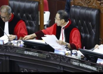 Ketua MK Suhartoyo saat membacakan putusan terhadap Perkara Nomor 41/PUU-XXII/2024, 88/PUU-XXII/2024, 89/PUU-XXII/2024, 90/PUU-XXII/2024, dan 99/PUU-XXII/2024, 70/PUU-XXII/2024, Selasa (20/8/2024). Foto Humas/Bayu