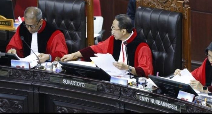 Ketua MK Suhartoyo saat membacakan putusan terhadap Perkara Nomor 41/PUU-XXII/2024, 88/PUU-XXII/2024, 89/PUU-XXII/2024, 90/PUU-XXII/2024, dan 99/PUU-XXII/2024, 70/PUU-XXII/2024, Selasa (20/8/2024). Foto Humas/Bayu