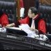 Ketua MK Suhartoyo saat membacakan putusan terhadap Perkara Nomor 41/PUU-XXII/2024, 88/PUU-XXII/2024, 89/PUU-XXII/2024, 90/PUU-XXII/2024, dan 99/PUU-XXII/2024, 70/PUU-XXII/2024, Selasa (20/8/2024). Foto Humas/Bayu