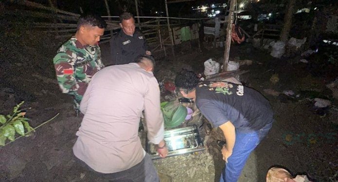 Petugas kepolisian saat melakukan olah TKP atas kebocoran regulator tabung gas elpiji 3Kg.(Foto Polresta)