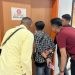 Sejumlah wartawan hanya bisa mengintip melalui pintu karena tidak diizinkan masuk mengambil gambar pada proses pendaftaran calon bupati maupun wakil bupati di KPU Kabupaten Gorontalo, Selasa (27/8/2024). (istimewa)