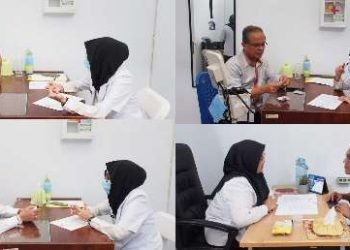 Calon Kepala Daerah (Cakada) Kabupaten Bone Bolango, Ishak Ntoma-Usman Hulopi (ISTIQOMAH), Amran Mustapa-Irwan Mamesa (AMIN), Merlan Uloli-Syamsu Botutihe (MULUS), Ismet Mile-Risman Tolingguhu (IRIS) menjalani tahapan pemeriksaan kesehatan tes urine di BNN Bone Bolango, Senin pagi (2-9-2024).