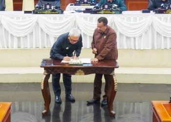 Penandatanganan berita acara kesepakatan bersama Pemprov Gorontalo dengan DPRD terkait penetapan APBD Provinsi Gorontalo tahun anggaran 2025 melalui rapat paripurna, Senin (2/9/2024). (Foto – Valen)