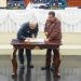 Penandatanganan berita acara kesepakatan bersama Pemprov Gorontalo dengan DPRD terkait penetapan APBD Provinsi Gorontalo tahun anggaran 2025 melalui rapat paripurna, Senin (2/9/2024). (Foto – Valen)
