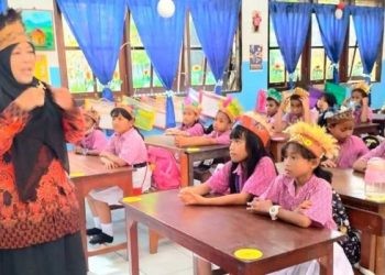 Salah satu guru di SD Negeri Abeale 1 Sentani saat memberikan pelajaran muatan lokal hubungan kekerabatan kepada siswa-siswinya dengan berbusana adat Papua. (ANTARA/HO-Dok SD Negeri Abeale I Sentani)