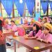 Salah satu guru di SD Negeri Abeale 1 Sentani saat memberikan pelajaran muatan lokal hubungan kekerabatan kepada siswa-siswinya dengan berbusana adat Papua. (ANTARA/HO-Dok SD Negeri Abeale I Sentani)