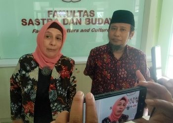 Dekan Fakultas Sastra dan Budaya Universitas Negeri Gorontalo Nonny Basalamah saat memberikan keterangan pers.(Foto Putra Gopos)