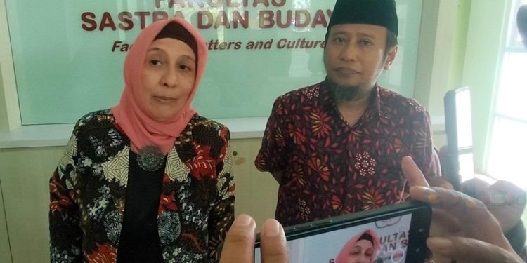 Dekan Fakultas Sastra dan Budaya Universitas Negeri Gorontalo Nonny Basalamah saat memberikan keterangan pers.(Foto Putra Gopos)