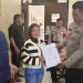 Nurain Bunemehu (21) saat melaporkan dugaan tindak penganiayaan oleh pimpinan perusahaan pembiayaan Esta Dana ke Polres Gorontalo Utara.(Foto HO for Putra Gopos)