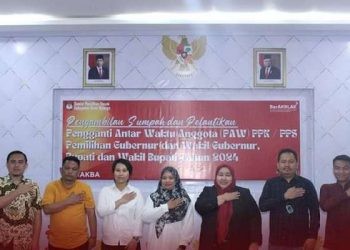 Ketua KPU Kabupaten Bone Bolango Sutenty Lamuhu melakukan Pengambilan Sumpah dan Pelantikan Pengganti Antar Waktu (PAW) PPS Pada Pemilihan Gubernur dan Wakil Gubernur, Bupati dan Wakil Bupati Tahun 2024, Jum’at 20 September 2024.