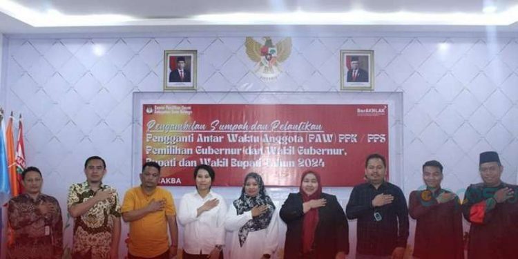 Ketua KPU Kabupaten Bone Bolango Sutenty Lamuhu melakukan Pengambilan Sumpah dan Pelantikan Pengganti Antar Waktu (PAW) PPS Pada Pemilihan Gubernur dan Wakil Gubernur, Bupati dan Wakil Bupati Tahun 2024, Jum’at 20 September 2024.