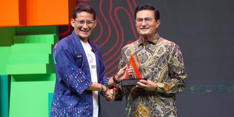 Fadel Muhammad menerima penghargaan Pemimpin Inovatif untuk Pembangunan Nasional yang diserahkan Menter Pariwisata dan Ekonomi Kreatif, Sandiaga Uno