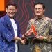 Fadel Muhammad menerima penghargaan Pemimpin Inovatif untuk Pembangunan Nasional yang diserahkan Menter Pariwisata dan Ekonomi Kreatif, Sandiaga Uno