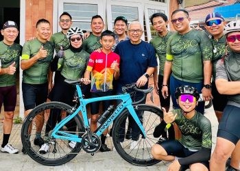 Pj Gubernur Gorontalo, Rudy Salahuddin, bersama komunitas GRBC memberikan hadiah roadbike sebagai bentuk motivasi pembinaan calon atlet muda sepeda Gorontalo, Sabtu (21/9/2024)