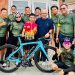 Pj Gubernur Gorontalo, Rudy Salahuddin, bersama komunitas GRBC memberikan hadiah roadbike sebagai bentuk motivasi pembinaan calon atlet muda sepeda Gorontalo, Sabtu (21/9/2024)