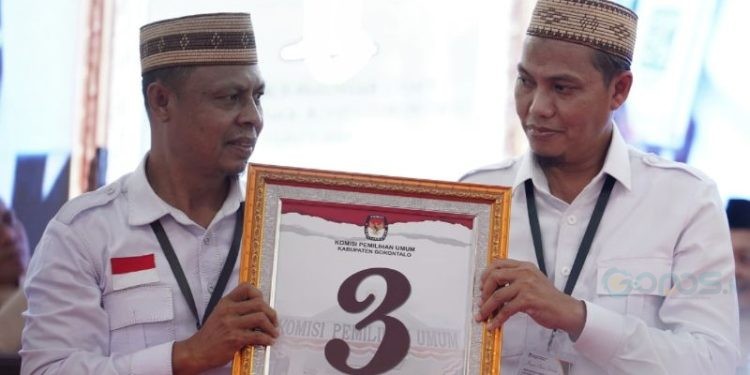 Pasangan calon bupati dan wakil bupati Kabupaten Gorontalo, Roni Sampir dan Adnan Entengo. (Foto: Istimewa)