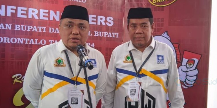 Calon Bupati dan Wakil Bupati Gorontalo Hendra Hemeto dan Warsito Sumawiyono saat konfrensi pers usai pengundian nomor urut di KPU Kabupaten Gorontalo, Senin (23/9/2024).(Foto Abin Gopos)