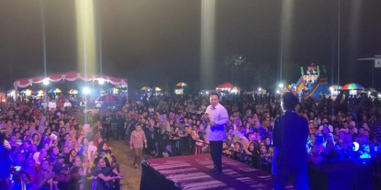 Suasana deklarasi Hamzah Isa dan Abdurrahman Abubakar Bachmid (HIBAH) sebagai calon Gubernur dan Wakil Gubernur Gorontalo di lapangan Moutong, Kecamatan Tilongkabila, Bone Bolango.