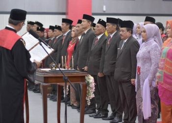 Prosesi pelantikan 50 anggota DPRD Kabupaten Blitar masa jabatan 2024-2029 berlangsung khidmat di Graha Paripurna, dengan harapan besar untuk kemajuan daerah melalui sinergi antara legislatif dan eksekutif. (Foto: DPRD Kabupaten Blitar)