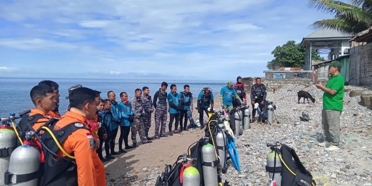 Anggota Dewan Pers Atmaji Sapto Anggoro melepas komunitas penyelam Gorontalo untuk membersihkan berbagai jenis sampah plastik di perairan Botubarani, Kabupaten Bone Bolango, Teluk Tomini, pada Sabtu (31-8-2024).