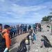 Anggota Dewan Pers Atmaji Sapto Anggoro melepas komunitas penyelam Gorontalo untuk membersihkan berbagai jenis sampah plastik di perairan Botubarani, Kabupaten Bone Bolango, Teluk Tomini, pada Sabtu (31-8-2024).