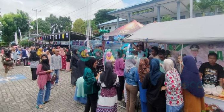 Pelaksanaan pasar murah hingga pemberian pengobatan gratis kepada masyarakat memeriahkan rangkaian Hari Ulang Tahun (HUT) TNI Angkatan Laut (AL) ke-79 dengan tema "Aku Cinta Laut".