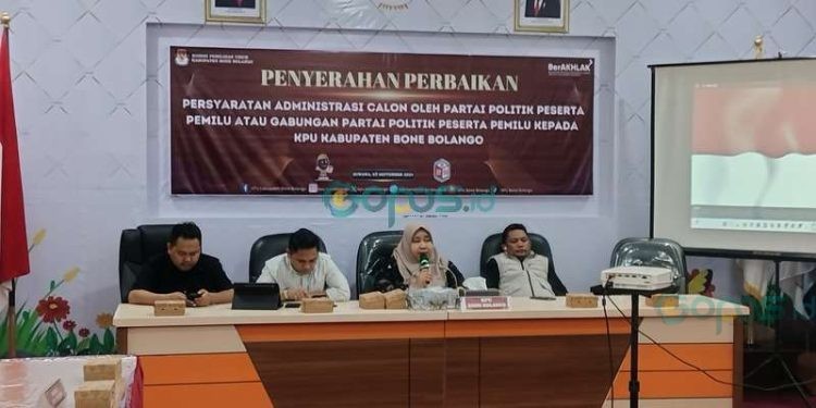 Komisi Pemilihan Umum (KPU) Kabupaten Bone Bolango menerima berkas perbaikan persyaratan administrasi Paslon Amran Mustapa dan Irwan Mamesa (AMIN) serta Ismet Mile-Risman Tolingguhu (IRIS).