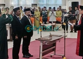 Ketua DPRD Bone Bolango, Faisal Yunus dan Wakil Ketua 1 DPRD Bone Bolango Azan Piola resmi menyandang pimpinan definitif DPRD Kabupaten Bone Bolango.