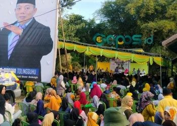 Masyarakat Kecamatan Suwawa, Kabupaten Bone Bolango tumpah ruah di acara silahturahmi pasangan Ismet Mile-Risman Tolingguhu (IRIS), Kamis (19-9-2024).
