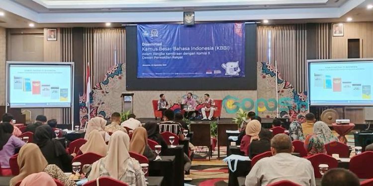 Kantor Bahasa Provinsi Gorontalo bersama Komisi X DPR RI meningkatkan pengetahuan soal Kamus Besar Bahasa Indonesia (KBBI) lewat Diseminasi KBBI dalam Rangka Kementrian dengan Komisi X DPR RI di Hotel Aston and Villa, Sabtu (21-9-2024).