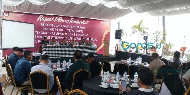 Rapat Pleno Terbuka Rekapitulasi Dan Penetapan DPT Tingkat Kabupaten Bone Bolango Pada Pilkada 2024 di Shava Beach, Sabtu 21-9-2024.