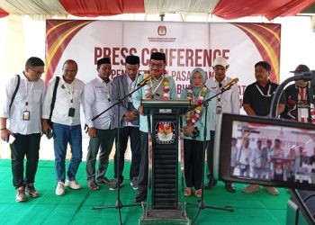 Pasangan Yusri Helingo dan Fatmawati Syarif (Ilomata) memberikan keterangan pers usai mendaftar di KPU Pohuwato, Senin (2/9/2024).(Foto Yusup gopos)
