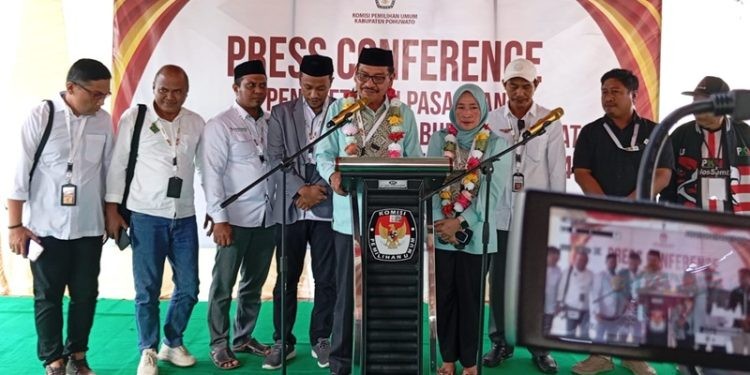 Pasangan Yusri Helingo dan Fatmawati Syarif (Ilomata) memberikan keterangan pers usai mendaftar di KPU Pohuwato, Senin (2/9/2024).(Foto Yusup gopos)