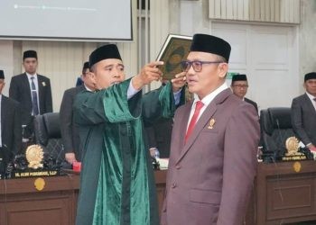 Ketua DPRD Kota Gorontalo Irwan Hunawa resmi dilantik melalui rapat paripurna, Jumat (20/9/2024).(Foto Humas Dekot)