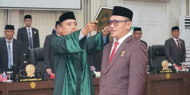 Ketua DPRD Kota Gorontalo Irwan Hunawa resmi dilantik melalui rapat paripurna, Jumat (20/9/2024).(Foto Humas Dekot)