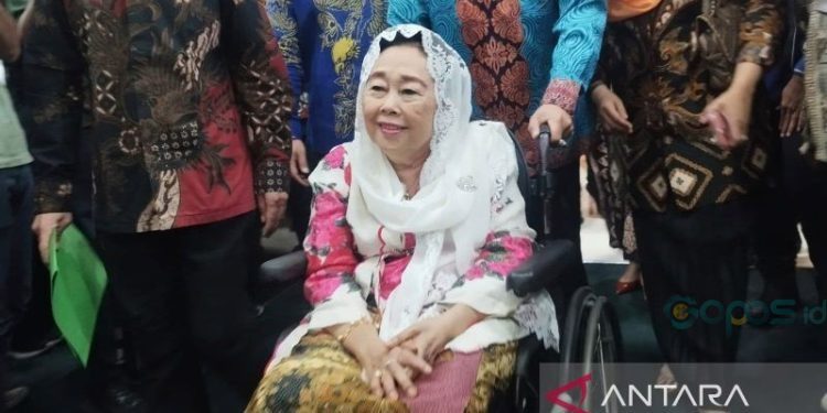 Istri presiden ke-4 Republik Indonesia Abdurrahman Wahid, Sinta Nuriyah, di kompleks parlemen, Jakarta, Minggu (29/9/2024). ANTARA/Bagus Ahmad Rizaldi
