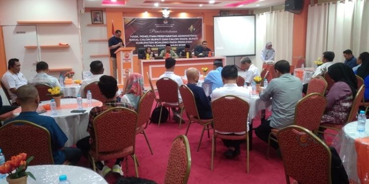 KPU Boalemo saat mengumumkan kepada lima paslon bahwa belum memenuhi syarat administrasi setelah dilakukan verifikasi, bertempat di Hotel Grand Amalia Boalemo, Kamis (5/9/2024).(Foto KPU)